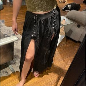 🏴‍☠️ Black “pirate” maxi skirt!